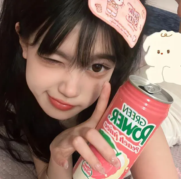 给小酒馆女子喝高杯酒